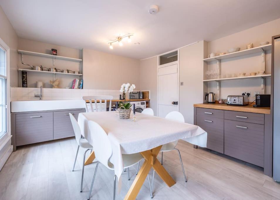 Beautiful & Spacious Retreat In Винчестер Экстерьер фото